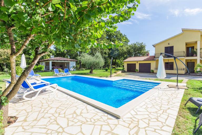 Holiday apartment with patio, yard & pool in Porec