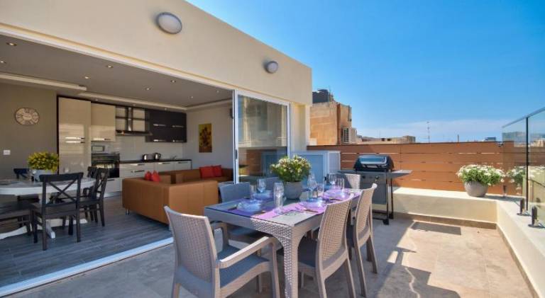 Valletta Luxe 3-Bedroom Duplex Penthouse with Sea View Terrace and Jacuzzi in St. Julian's