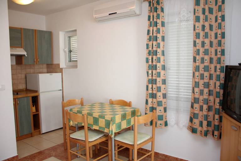 Holiday apartment with patio, yard & BBQ — photo 3