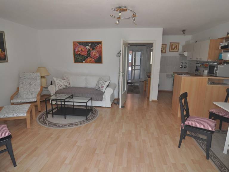 Rental apartment with patio & yard — photo 2