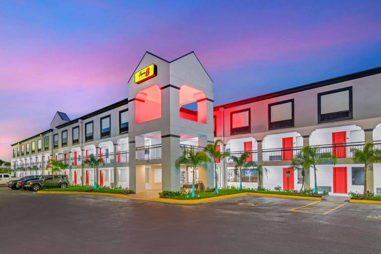 Super 8 by Wyndham Orlando Near Florida Mall — photo 2