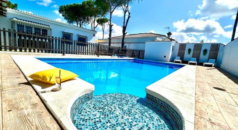 Fully equipped house with BBQ, terrace & private pool | Perfect for remote work | Pets are welcome in Chiclana de la Frontera