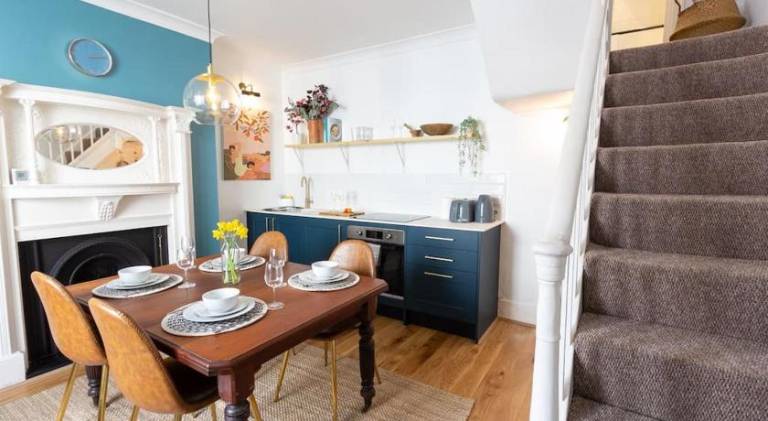 Elegant 2-Bed Regency House by Beach - Hove Lawns — photo 3