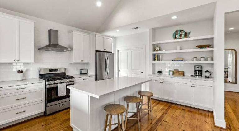 Fully equipped big house with hot tub, yard & grill | Pet-friendly — photo 2