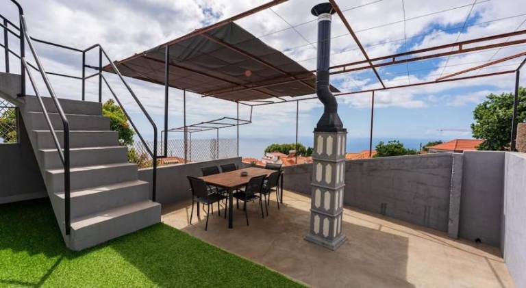Vacation home with barbeque, patio & yard — photo 4