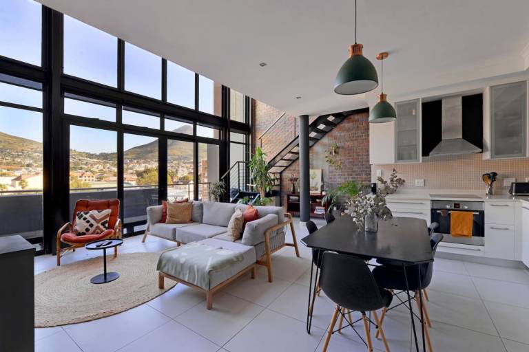 Top Floor 2 Bed Unmatched Table Mountain Views