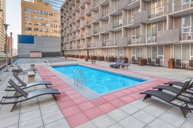 Ramada Plaza by Wyndham Calgary Downtown — photo 2