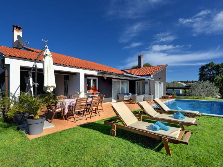 Fully equipped vacation home with terrace, barbecue & jacuzzi | Sea view | Pets allowed in Rovinj