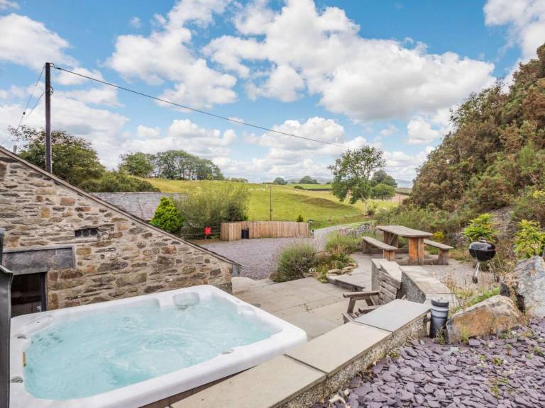 Fully equipped cottage with yard, BBQ & jacuzzi | Pet-friendly in Betws-Y-Coed