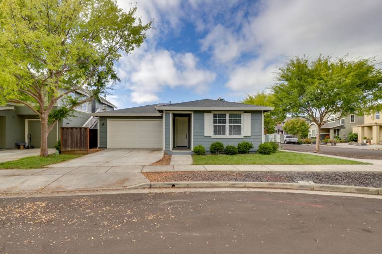 Quiet & Convenient Santa Rosa Family Home w Yard