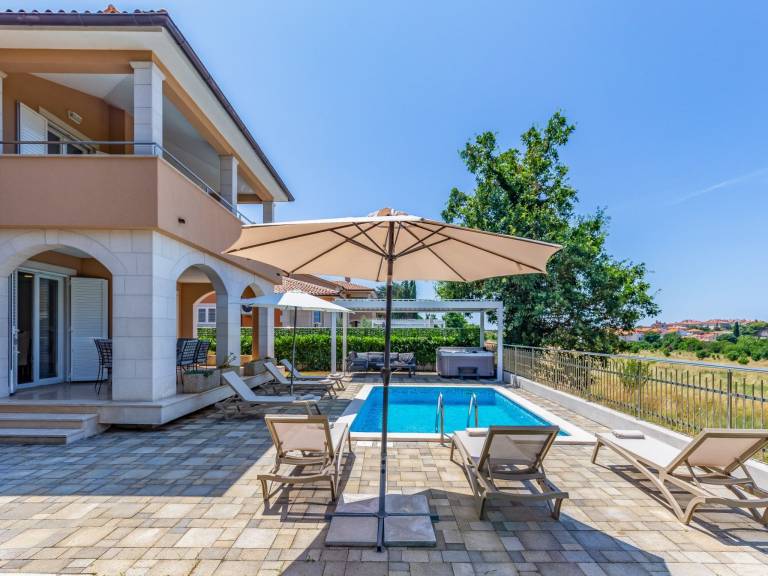 House with private pool, yard & patio | Pets allowed — photo 3