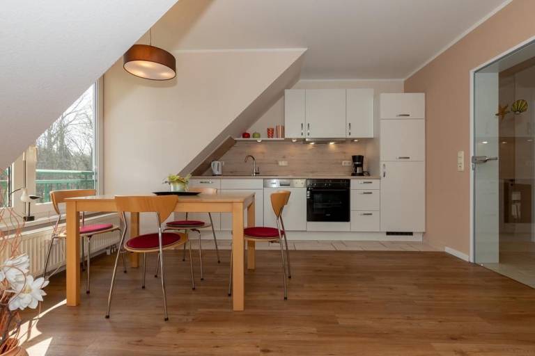 Ruhige, hübsche Ferienwohnung in Strandnähe mit Balkon am idyllischen Stadtwald — photo 2