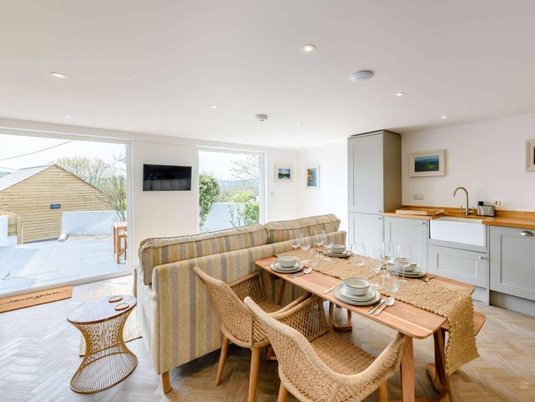 Cottage with garden, terrace & grill | Water view in Ilfracombe