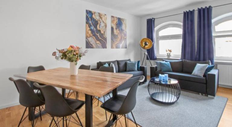 Altstadt - Exklusive 3-Zi-Wohnung fur 6 Personen mit 90 qm, großer Dachterrasse, Parkplatz, WLAN — photo 3