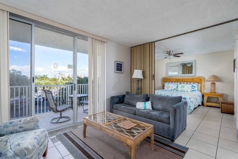 Condo with grill & pool — photo 4