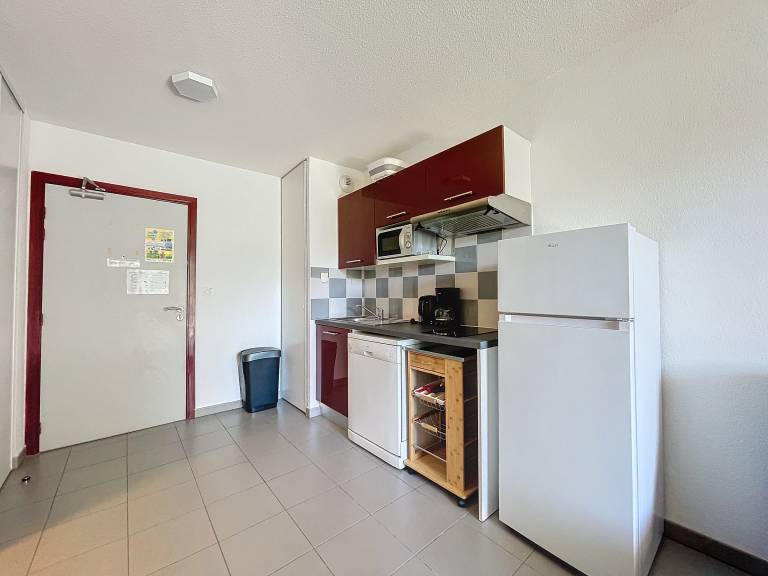Apartment with pool — photo 4