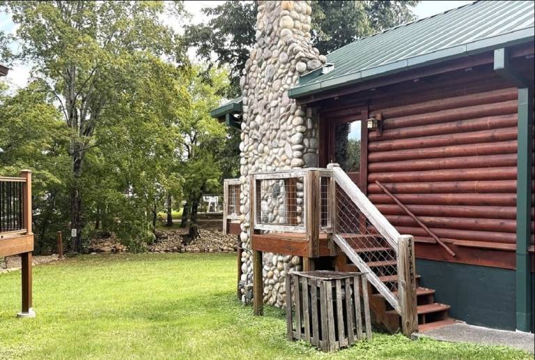 Children-friendly charming cabin with jacuzzi & grill | Water view | Pets allowed — photo 5