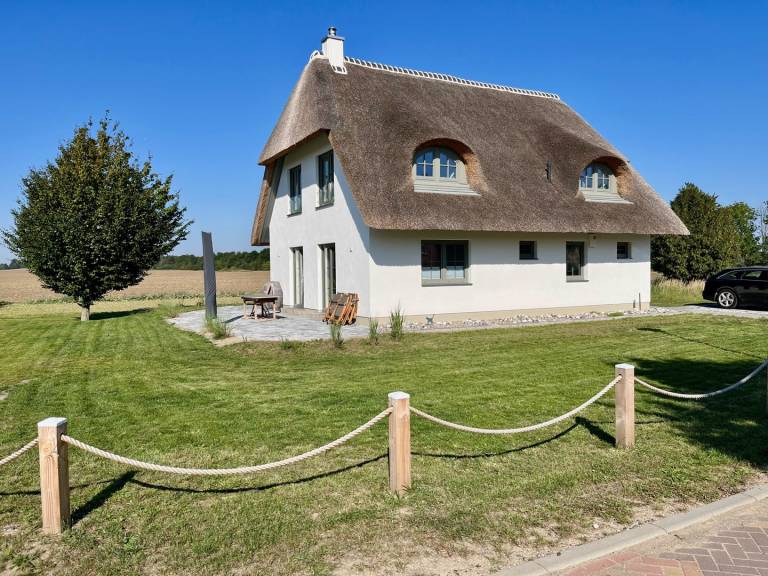Wohlfühlen unter Reet – Ihr charmantes Ferienhaus mit Sauna, Kamin und Gartenidylle in Bergen auf Ruegen