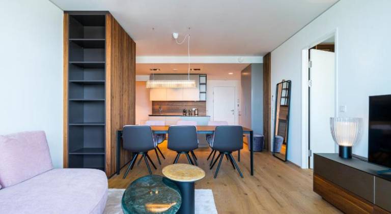 Serviced apartment with yard & patio | Pet-friendly — photo 2