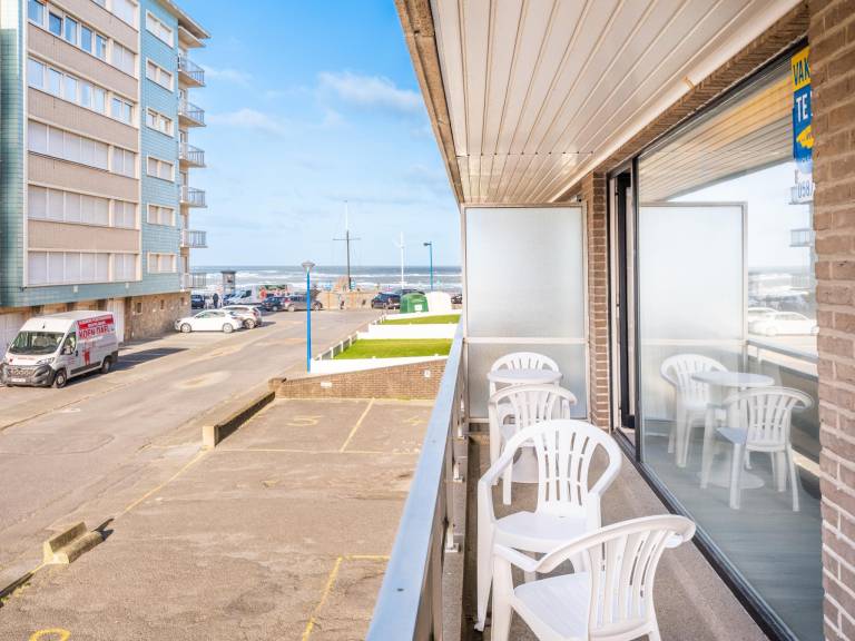 Stylish flat right on the beach — photo 3