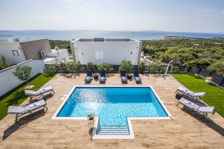 Villa with BBQ, terrace & private pool | Pool view — photo 4
