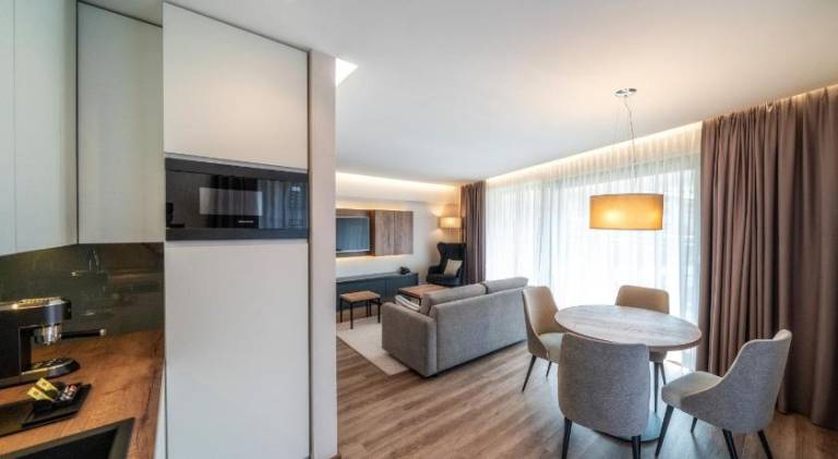Serviced apartment with terrace & yard — photo 3