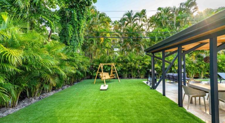 Villa with pool — photo 4