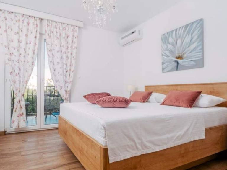 "Esthera 1" mit Balkon in Okrug