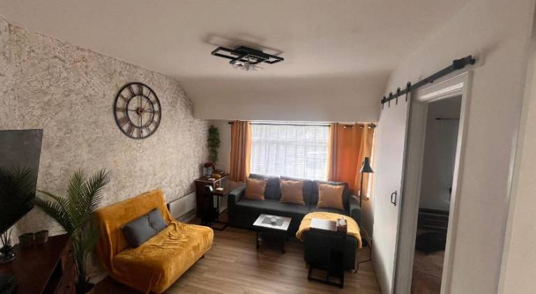 Luxury Smart Apartment Slough, Sleeps 5, Garden, Parking, Spa-Style Bathroom in Slough