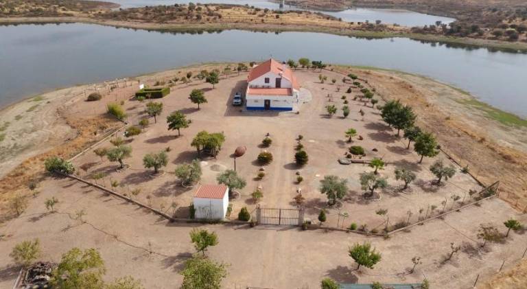 Vacation home with 5 rooms for 10 persons in Évora