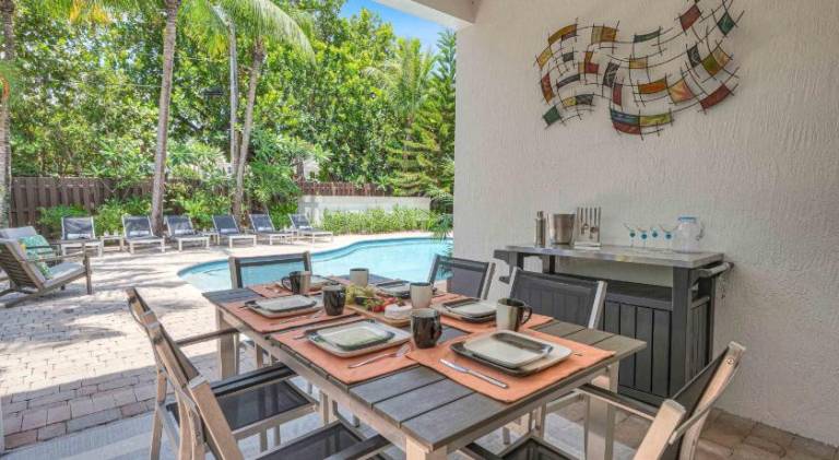 Vacation home with grill, yard & jacuzzi — photo 4