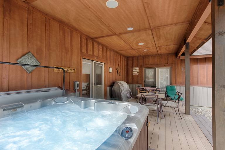 TJ's Mountain Haus: Hot Tub, Air Conditioning, Pet Friendly — photo 5