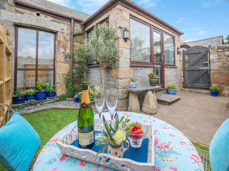 Family-oriented cottage with BBQ & garden | River view | Beach nearby | Dogs allowed in Newquay