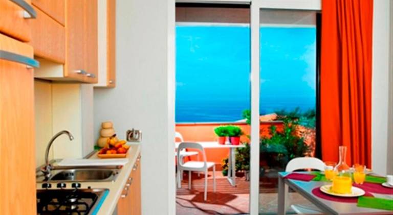 Serviced apartment with yard, patio & pool — photo 2