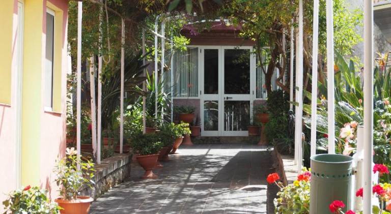 Serviced apartment with pool, garden & terrace | Pets allowed — photo 3