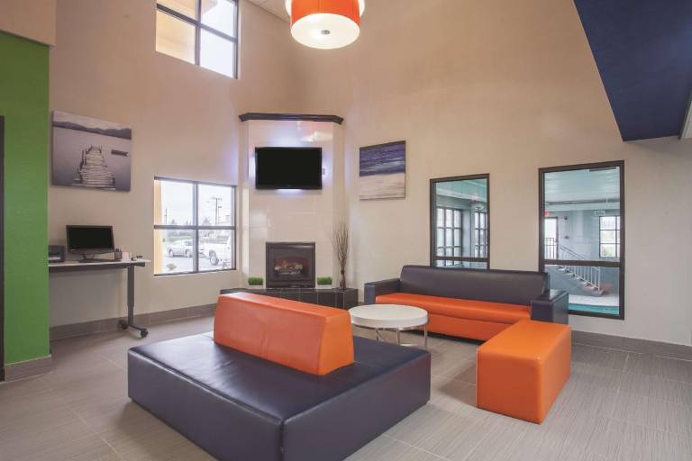 La Quinta Inn & Suites by Wyndham Knoxville East — photo 4