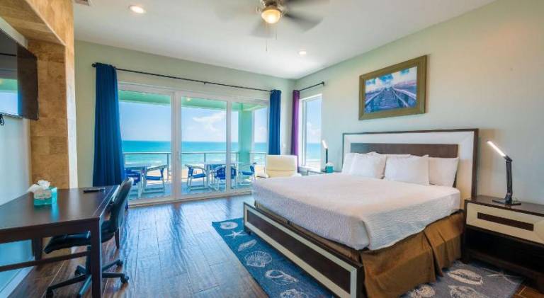 5 BEDROOM BEACHFRONT CONDO - 4th Floor — photo 2