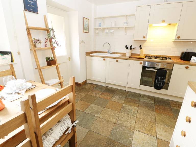 Family-friendly lovely cottage with yard | Pets allowed — photo 5