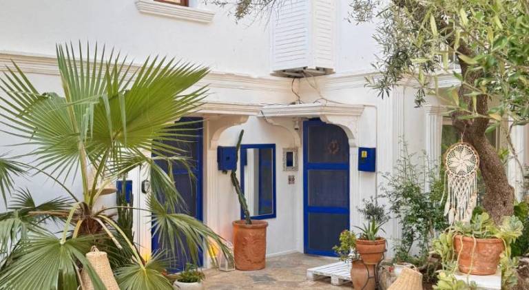 Villa with jacuzzi, private pool & patio | Perfect for remote work | Pets are welcome — photo 5