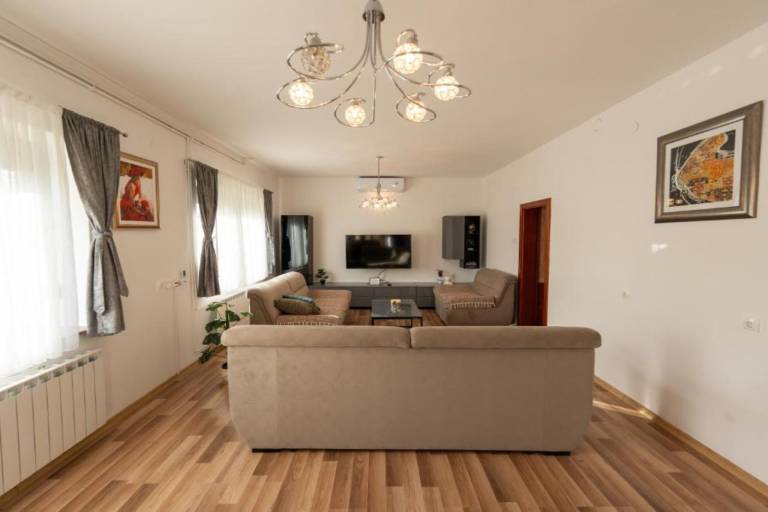 Villa with jacuzzi, yard & patio — photo 2