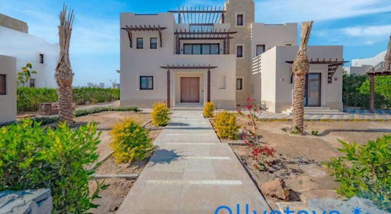 Villa with pool — photo 4