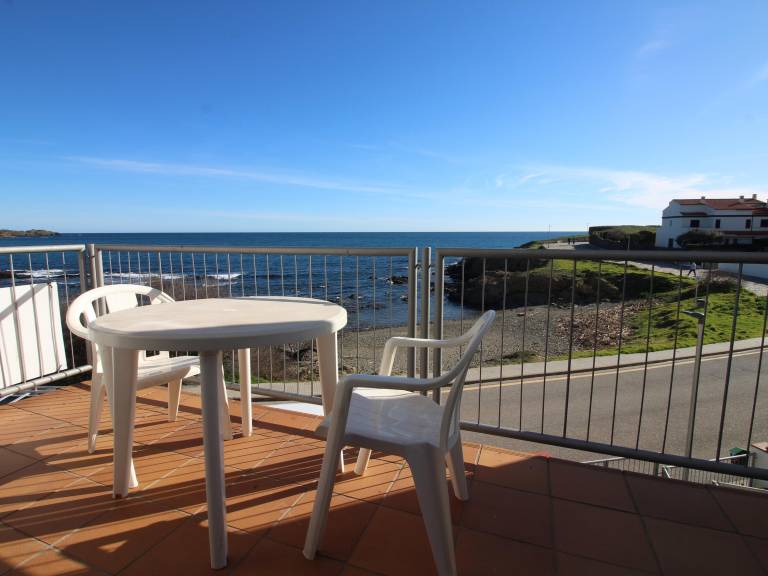 Seafront Apartment with Stunning Views, 200m from Grifeu Beach, Sleeps 6 — photo 3