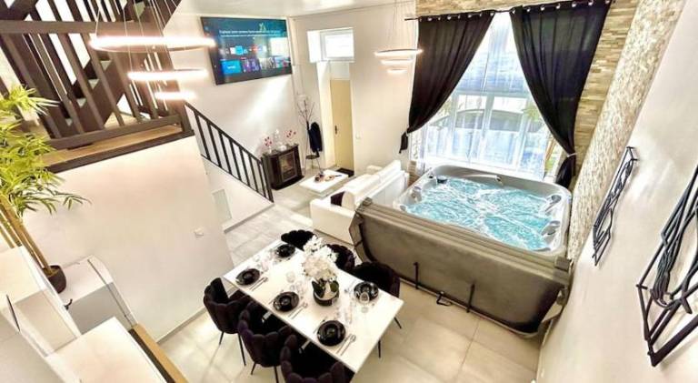 Apartment with hot tub — photo 2