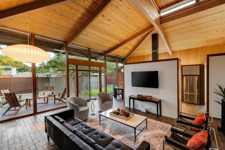 Child-friendly house with yard | Pet-friendly in Dallas, TX