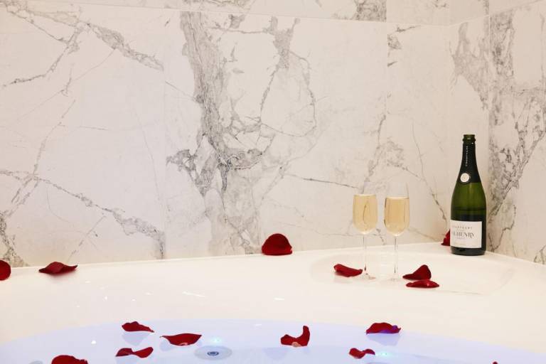 Lavie Maison Marais AC Hot Tub — photo 5