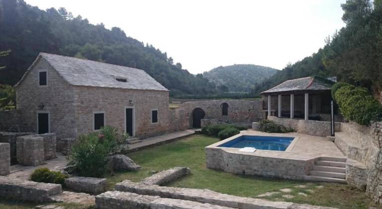 Villa with pool — photo 4