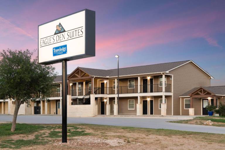 Eagle's Den Suites Carrizo Springs a Travelodge by Wyndham — photo 4
