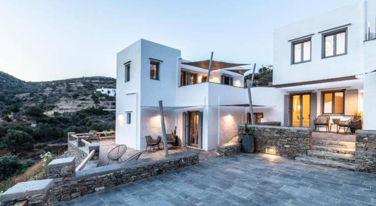 Villa with yard, pool & patio — photo 5