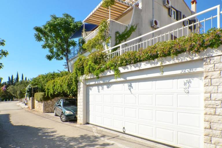Apartment with yard, pool & barbecue — photo 3
