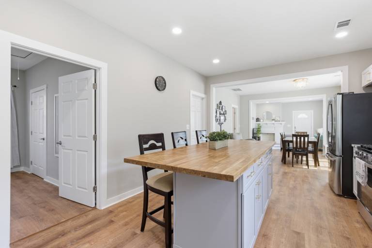 New Listing! The Landing Pad - 8 minutes to ATL Airport! — photo 2